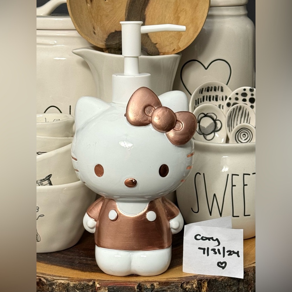 New hello Kitty HTF Soap Dispenser 💕💕